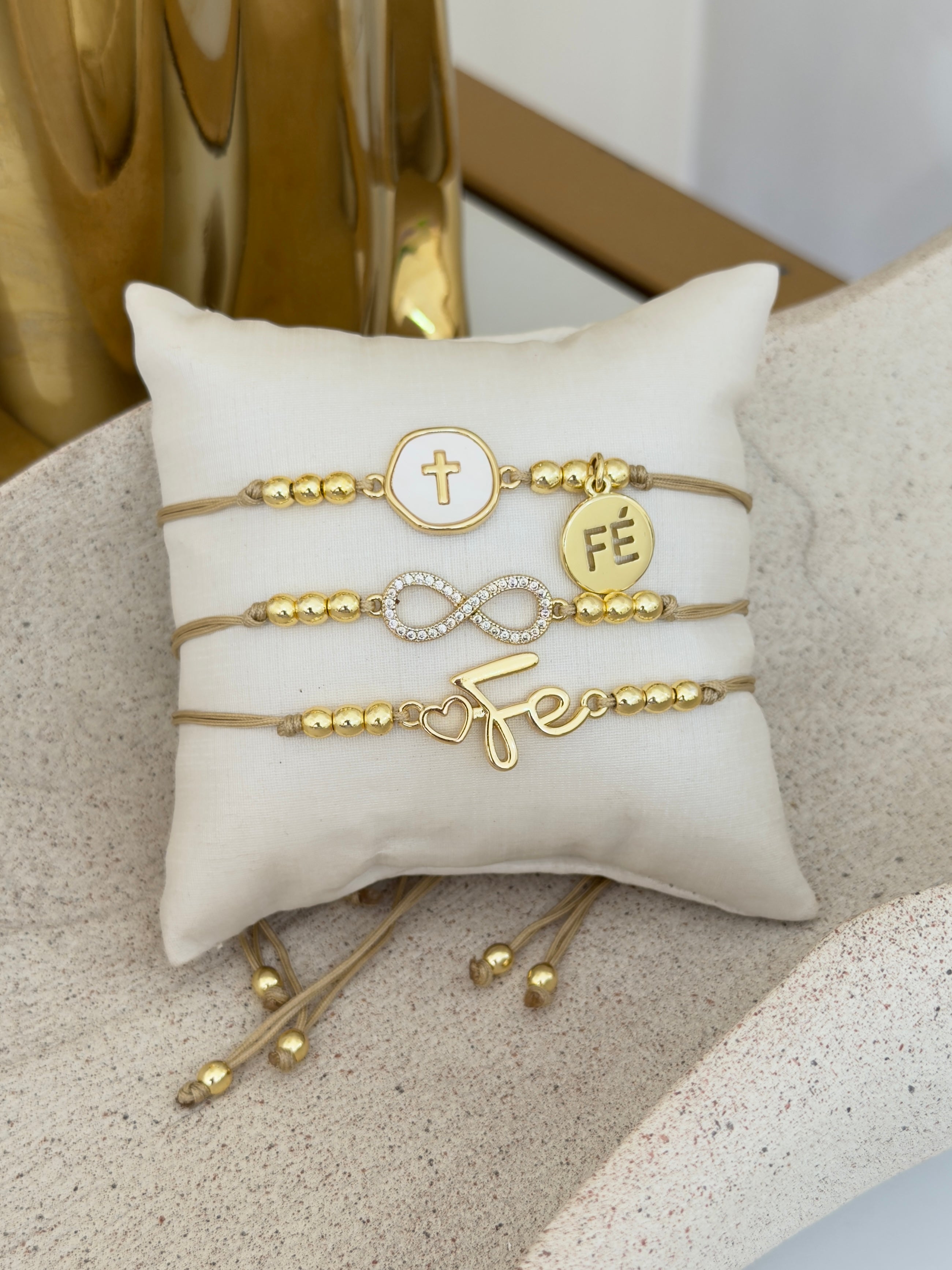Pulseras de hilo ajustables
