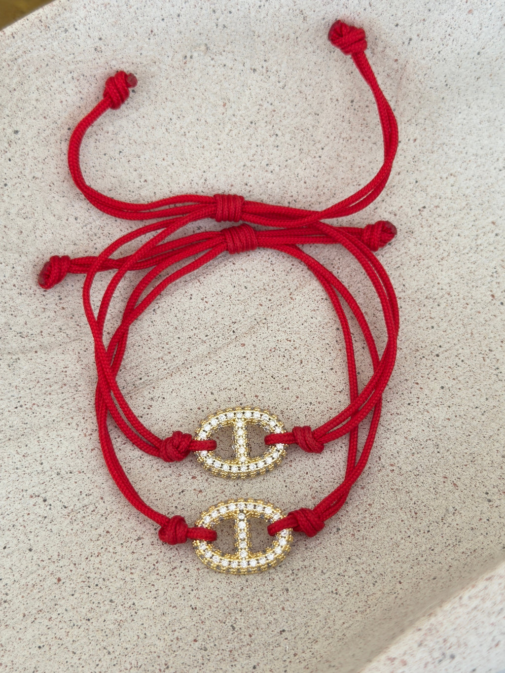 Pulsera hilo rojo y broche de circonia