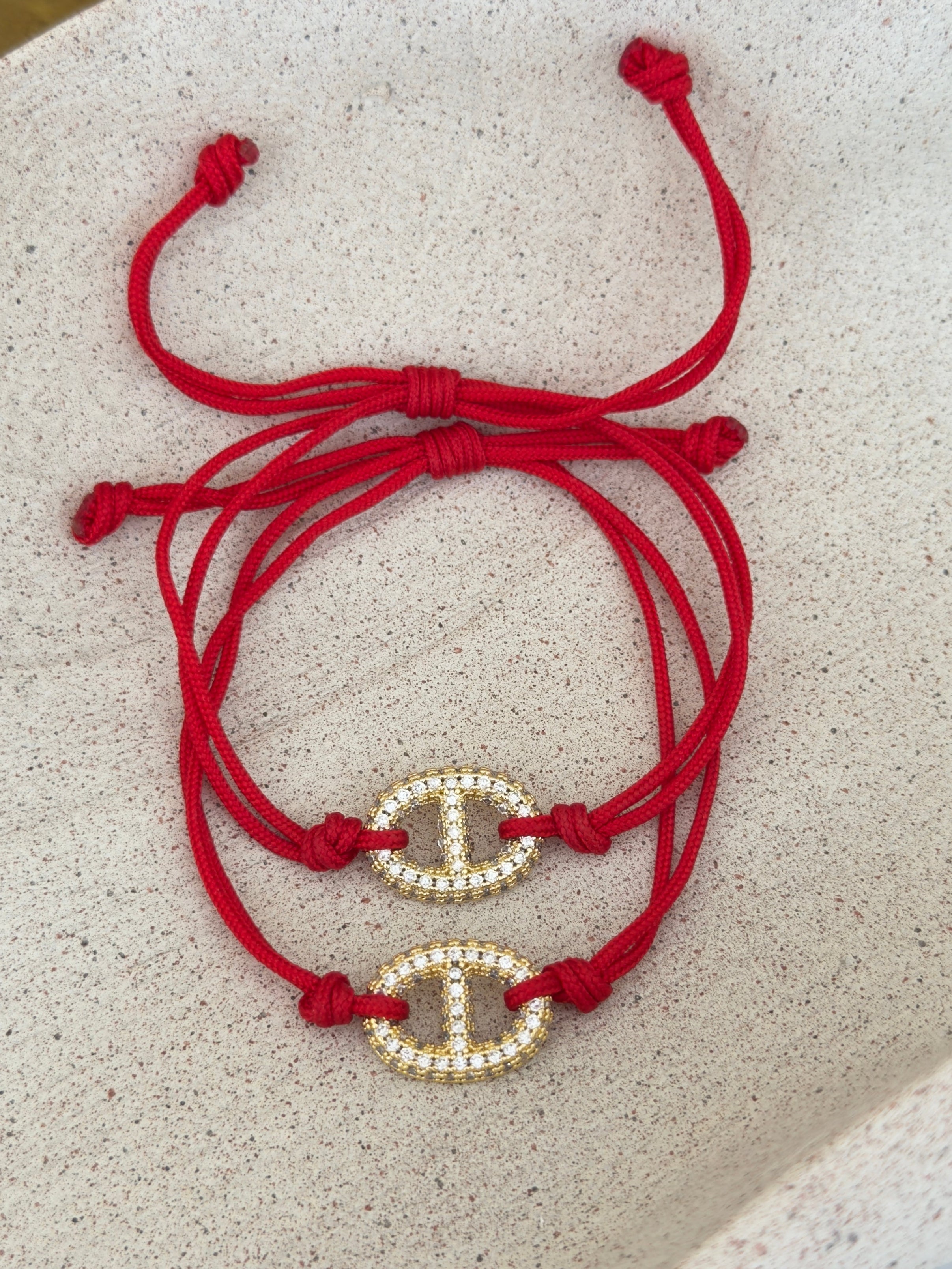 Pulsera hilo rojo y broche de circonia
